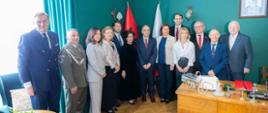 Pamiątkowa fotografia uczestników spotkania w Konsulacie Honorowym Republiki Albanii w Łodzi 