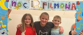 Zdjęcie uczniów w tle ramki ozdobnej podczas Nocy Filmowej w Państwowej Szkole Muzycznej w Lublińcu
