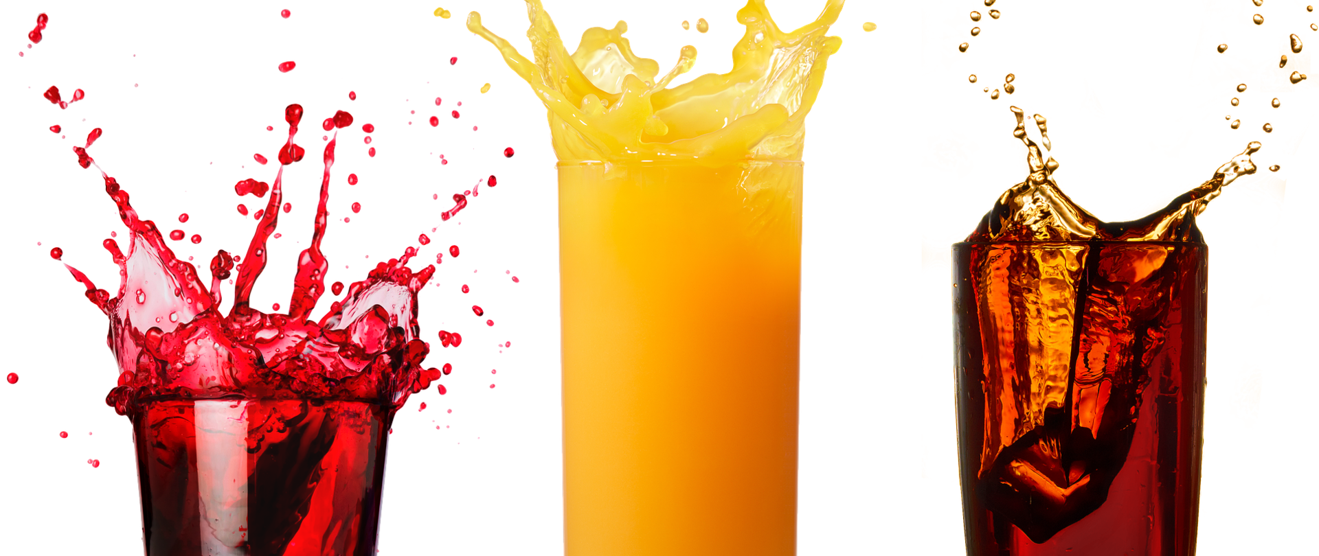 Na zdjęciu od lewej znajdują się: niska szklanka z sokiem owocowym, wysoka szklanka z sokiem pomarańczowym, niska szklanka z colą z lodem.