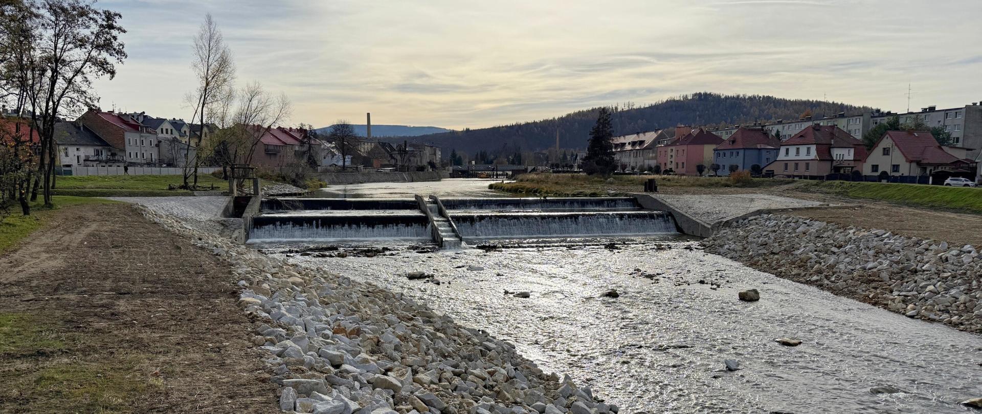 Usunięcie lokalnych szkód powodziowych na rzece Biała Głuchołaska.