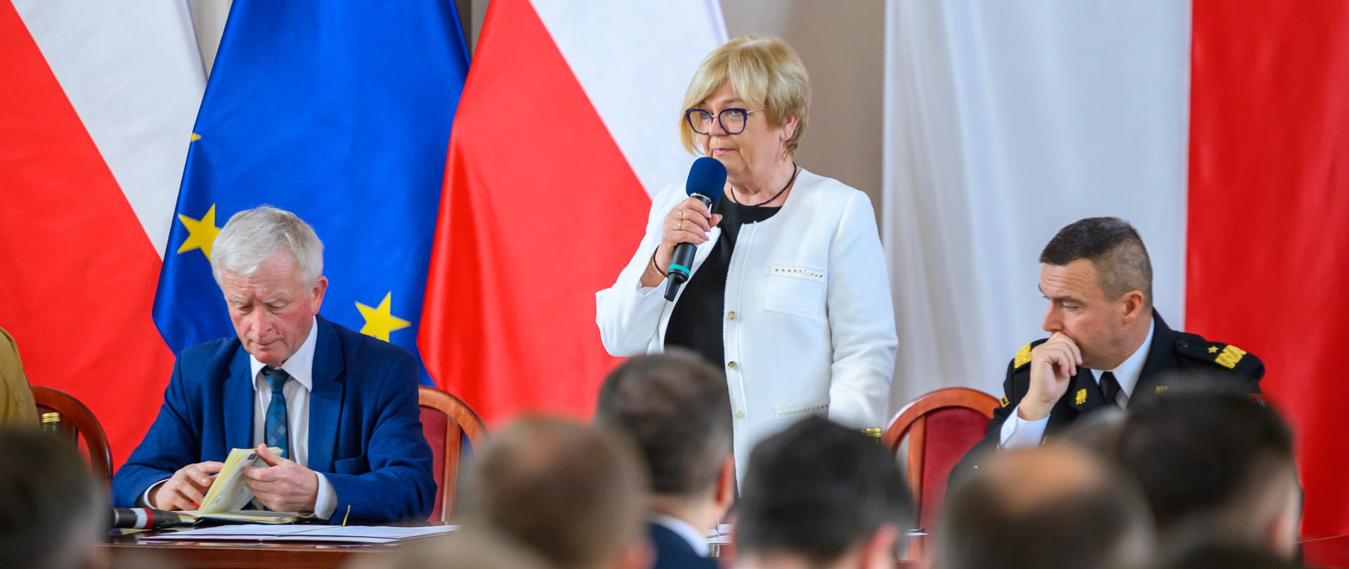 Zdjęcie przestawia wojewodę podkarpackiego Teresę Kubas-Hul przemawiającą podczas szkolenia dla samorządów w zakresie ochrony ludności i obrony cywilnej