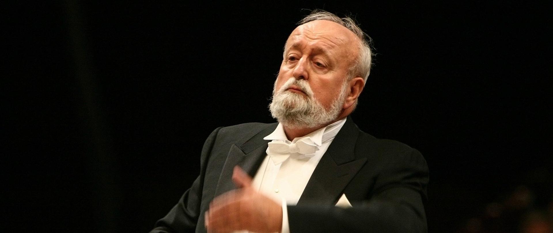 Krzysztof Penderecki dyryguje orkiestrą symfoniczną