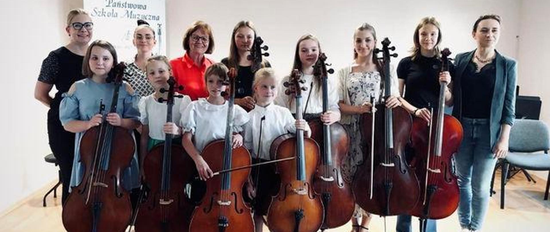 Grupa wiolonczelistek na scenie sali kameralnej PSM