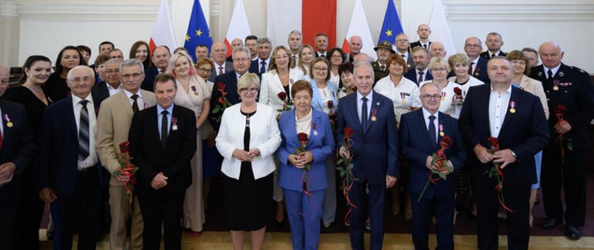 Uczestnicy uroczystości wręczenia odznaczeń państwowych w sali kolumnowej PUW