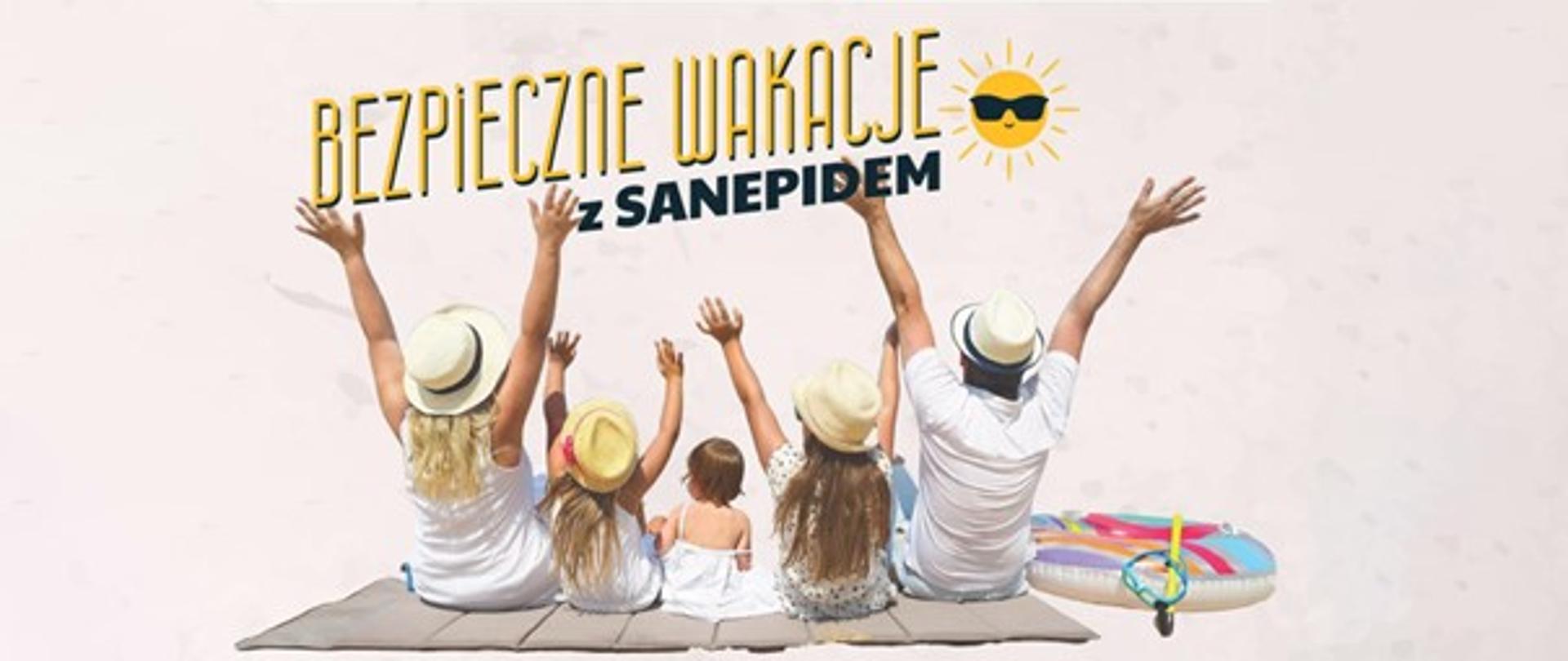 Na macie plażowej tyłem siedzą dzieci i osoby dorosłe. Unoszą ręce w górę. Na głowie mają kapelusze. Nad nimi napis Bezpieczne Wakacje z Sanepidem i słońce.