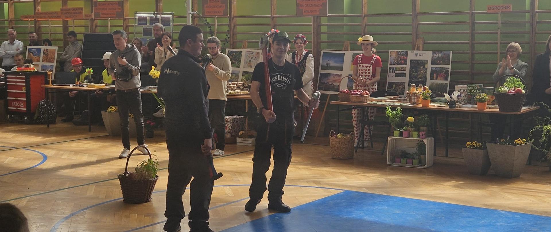 Dzień Ziemi. Na pierwszym planie uczniowie Marcin i Krzysztof. W tle ekspozycja.