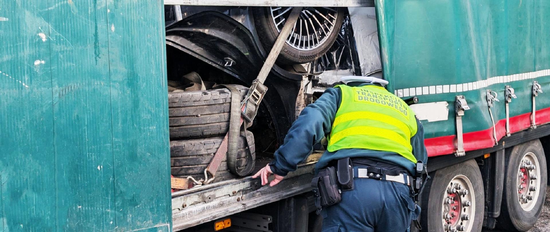 Kontrola drogowa – inspektor sprawdza ładunek w naczepie ciężarówki.