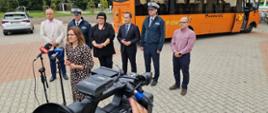 Briefing prasowy przed Zespołem Szkolno – Przedszkolnym w Jedlni, na terenie gminy Pionki.