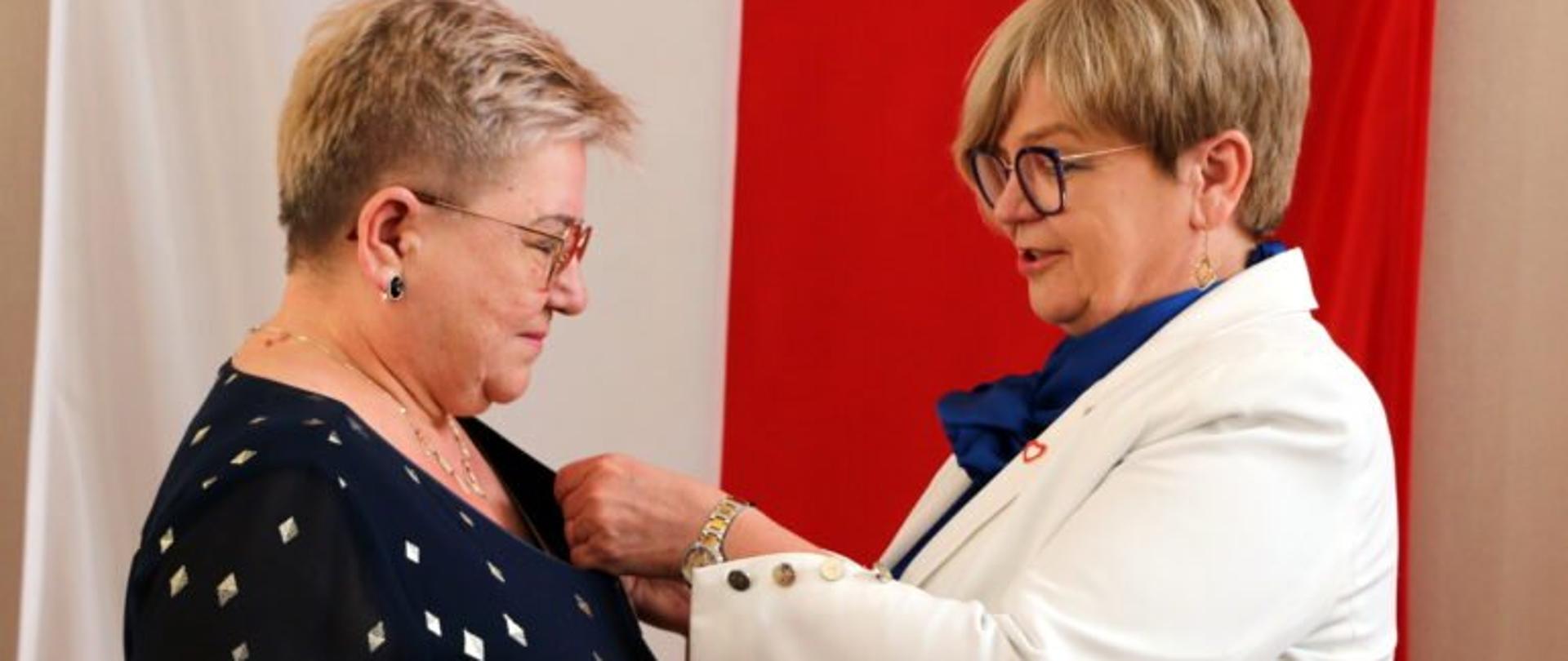 Wojewoda wręcza odznaczenie państwowe