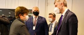 Minister rozwoju i technologii Piotr Nowak wita się podaniem dłoni z Dyrektor Zarządzającą Międzynarodowego Funduszu Walutowego Kristaliną Georgiewą