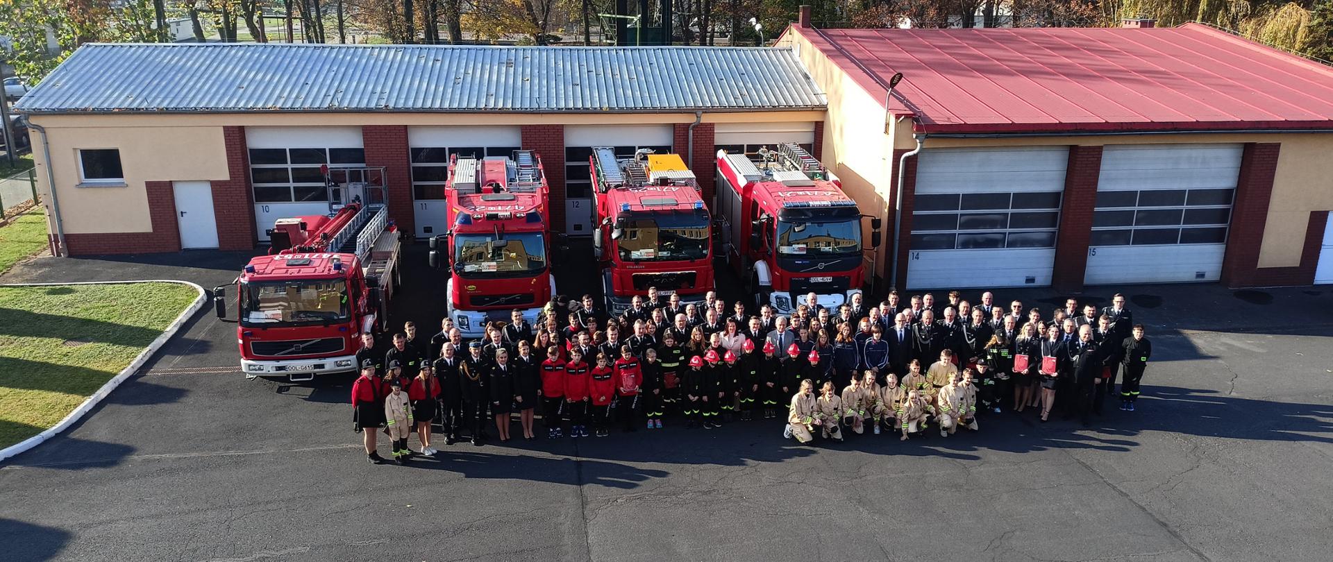 Wspólne zdjęcie grupowe na placu KP PSP w Oleśnie - zdjęcie z lotu ptaka