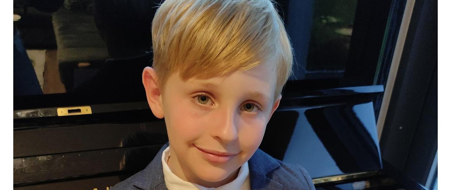 Zdjęcie Antosia Czech trzymający dyplom z konkursu Con Brio