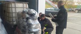 Sprzęt pożarniczy dla ukraińskich strażaków. Komenda Powiatowa PSP w Gostyniu. Strażacy przygotowują do transportu zebrany sprzęt.