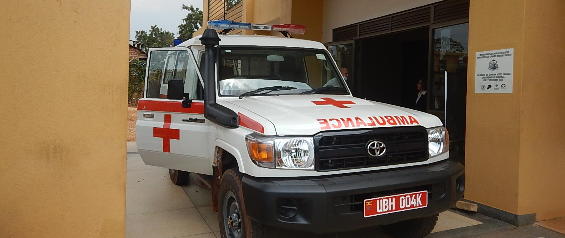 auto terenowe koloru białego z krzyżem i napisem Ambulans