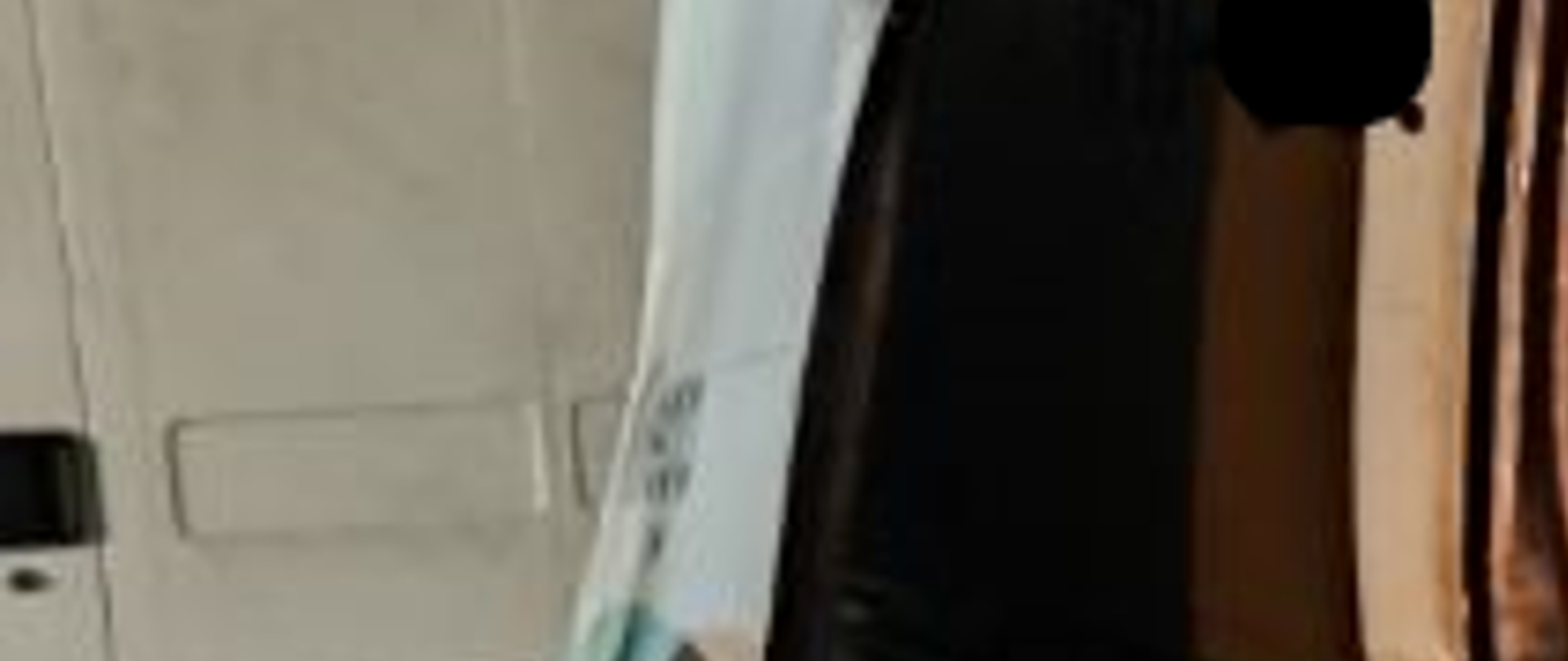 Biały dostawczy samochód osobowy z usuniętymi bocznymi drzwiami,