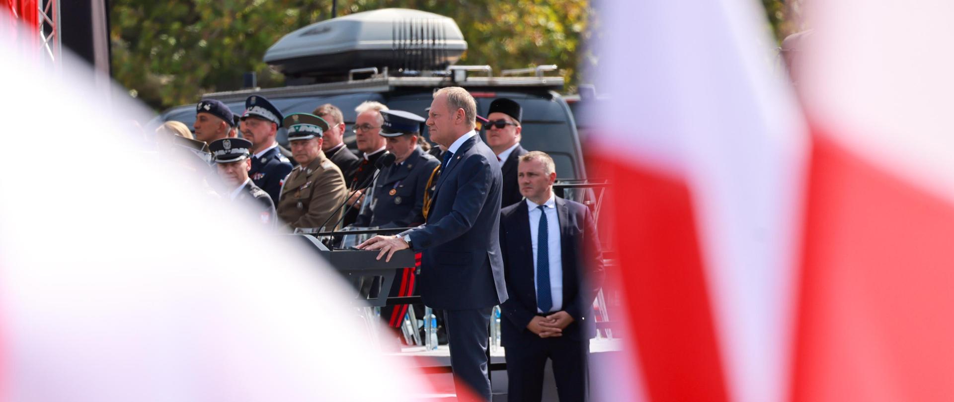 Premier Donald Tusk podczas defilady z okazji Święta Wojska Polskiego w Warszawie.