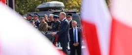 Premier Donald Tusk podczas defilady z okazji Święta Wojska Polskiego w Warszawie.