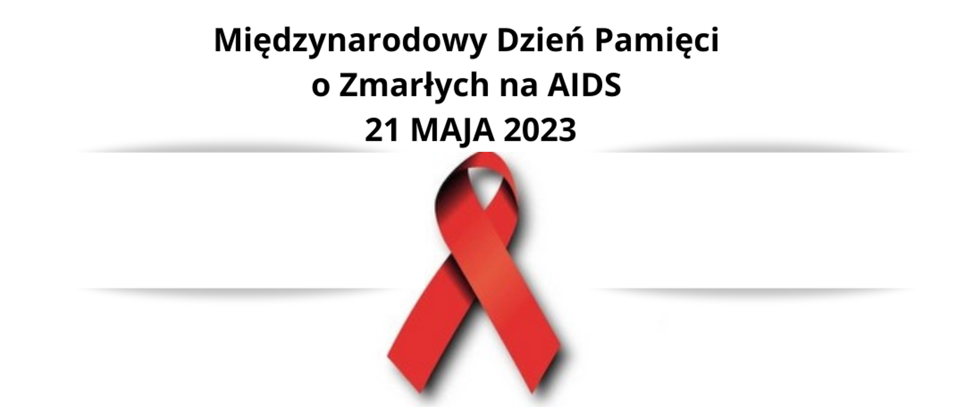 Na grafice znajduje się napis Międzynarodowy Dzień Pamięci o Zmarłych na AIDS 21 maja 2023, poniżej znajduje się czerwona kokarda i konturowa mapa świata w kolorze czerwonym