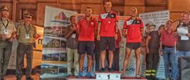 Strażacy z Polski stojący na podium 