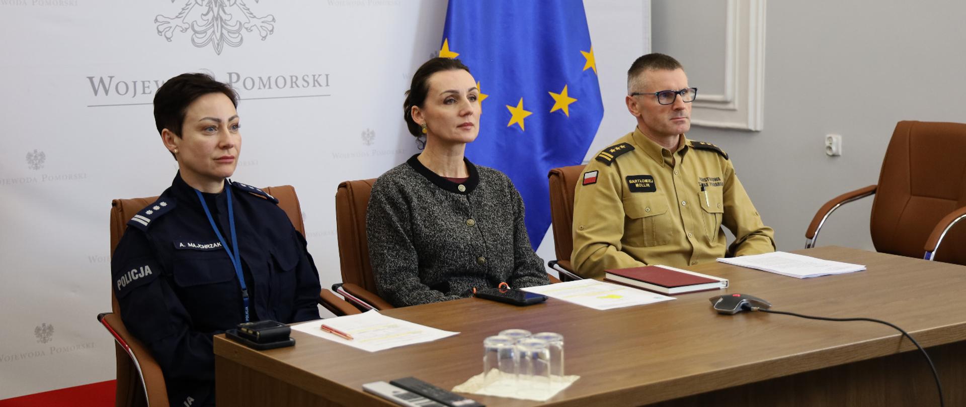 Trzy osoby uczestniczą w wideokonferencji dotyczącej zimy 