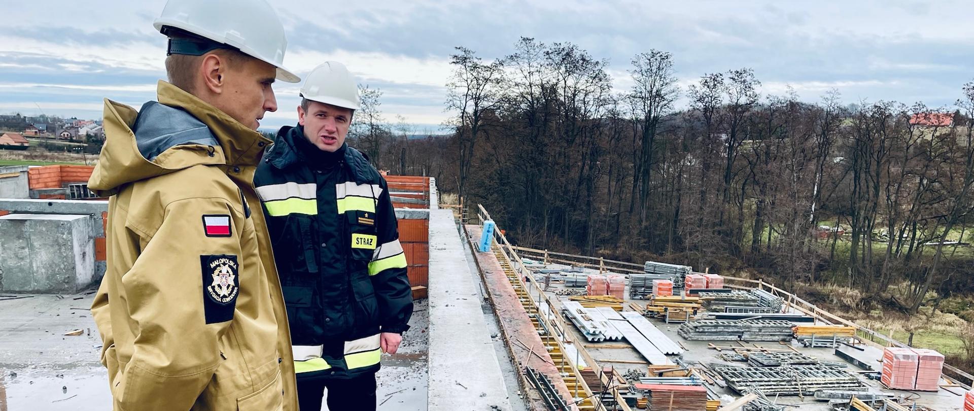 Strażacy na terenie budowy komendy oceniają postęp w realizacji inwestycji.