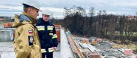 Strażacy na terenie budowy komendy oceniają postęp w realizacji inwestycji.