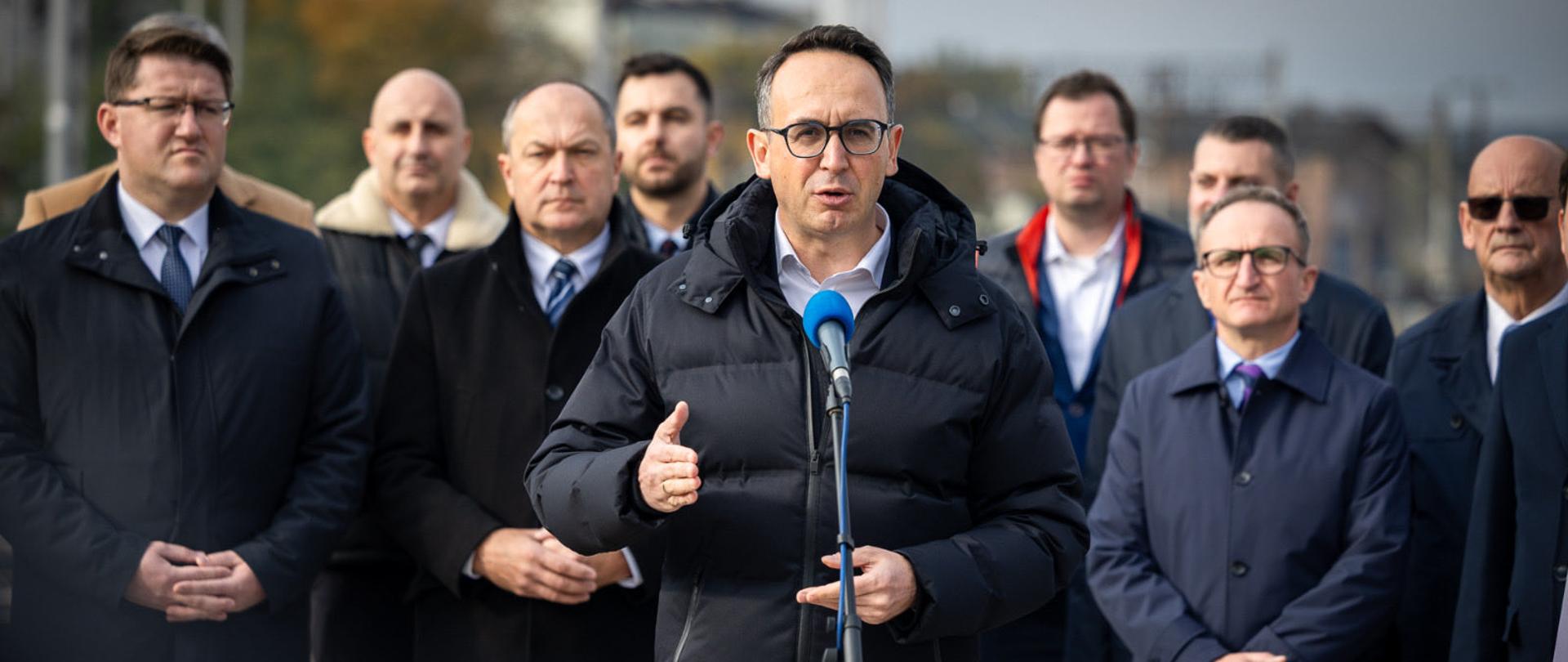 Minister Dariusz Klimczak odwiedził plac budowy Katowickiego Węzła Kolejowego. Modernizacja węzła jest częścią największej w historii województwa śląskiego inwestycji o łącznej wartości ok. 7 mld zł.