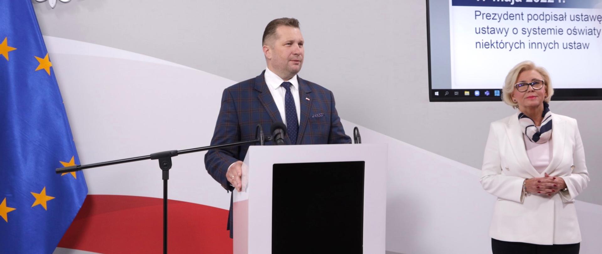 Minister Przemysław Czarnek oraz wiceminister Marzena Machałek stoją podczas konferencji. Przemawia minister Przemysław Czarnek