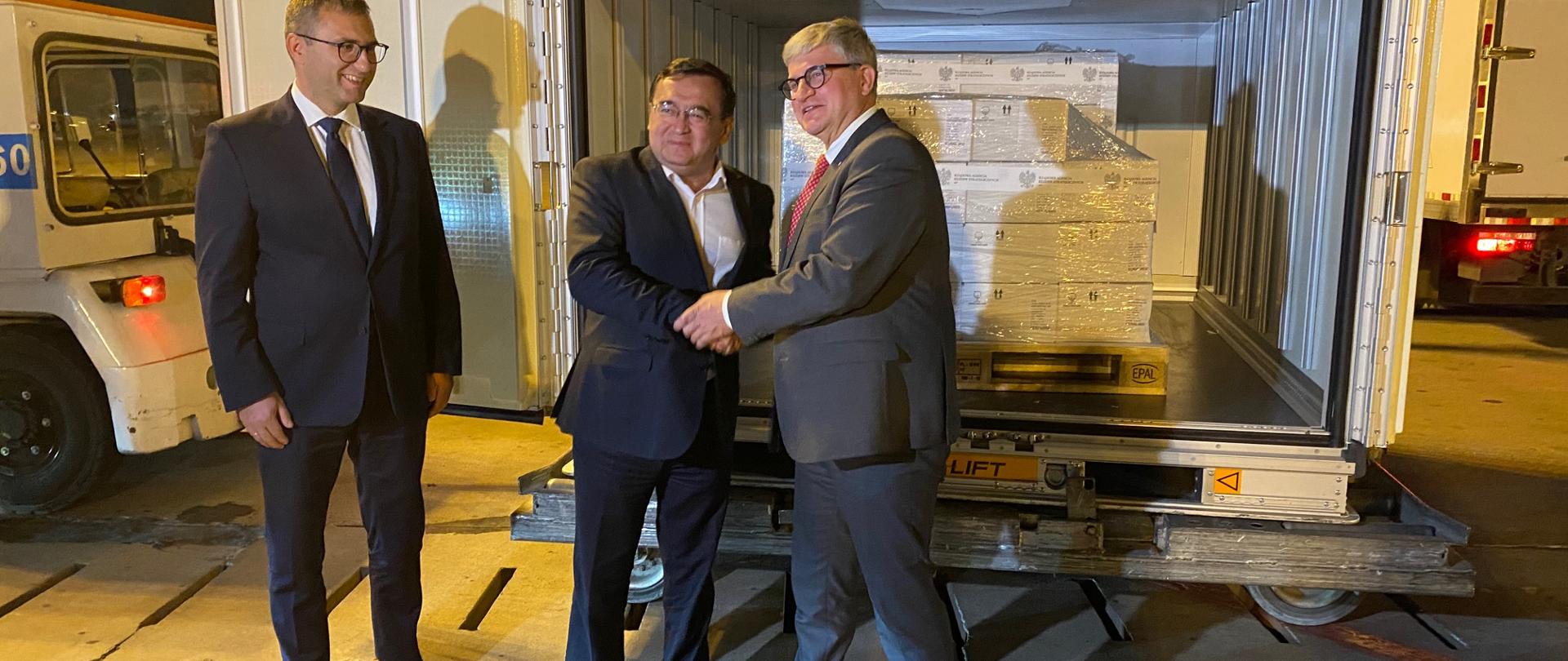 lotnisko w Taszkencie, oficjalne przekazanie Uzbekistanowi szczepionek przeciw Covid 19 przez Polskę
od lewej: prezes Agencji Rezerw Strategicznych Michał Kuczmierowski, wiceminister zdrowia Uzbekistanu Bachodir Jusupalijew
szef Biura Bezpieczeństwa Narodowego, minister Paweł Soloch
