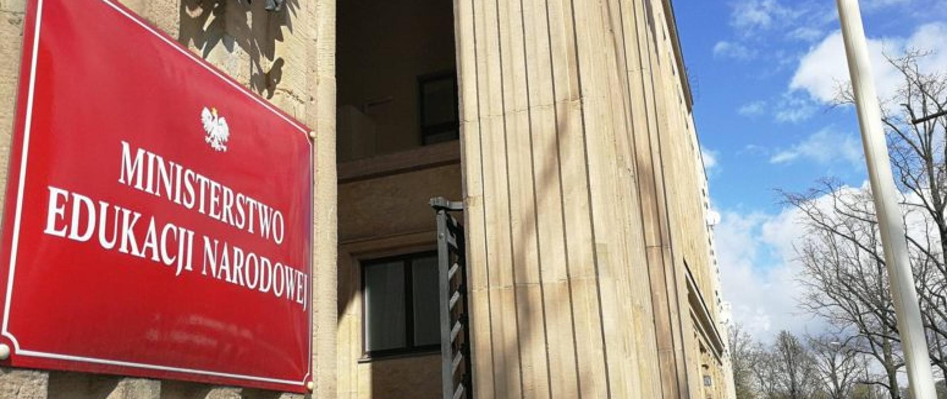czerwona tabliczka z nazwą Ministerstwo Edukacji Narodowej
