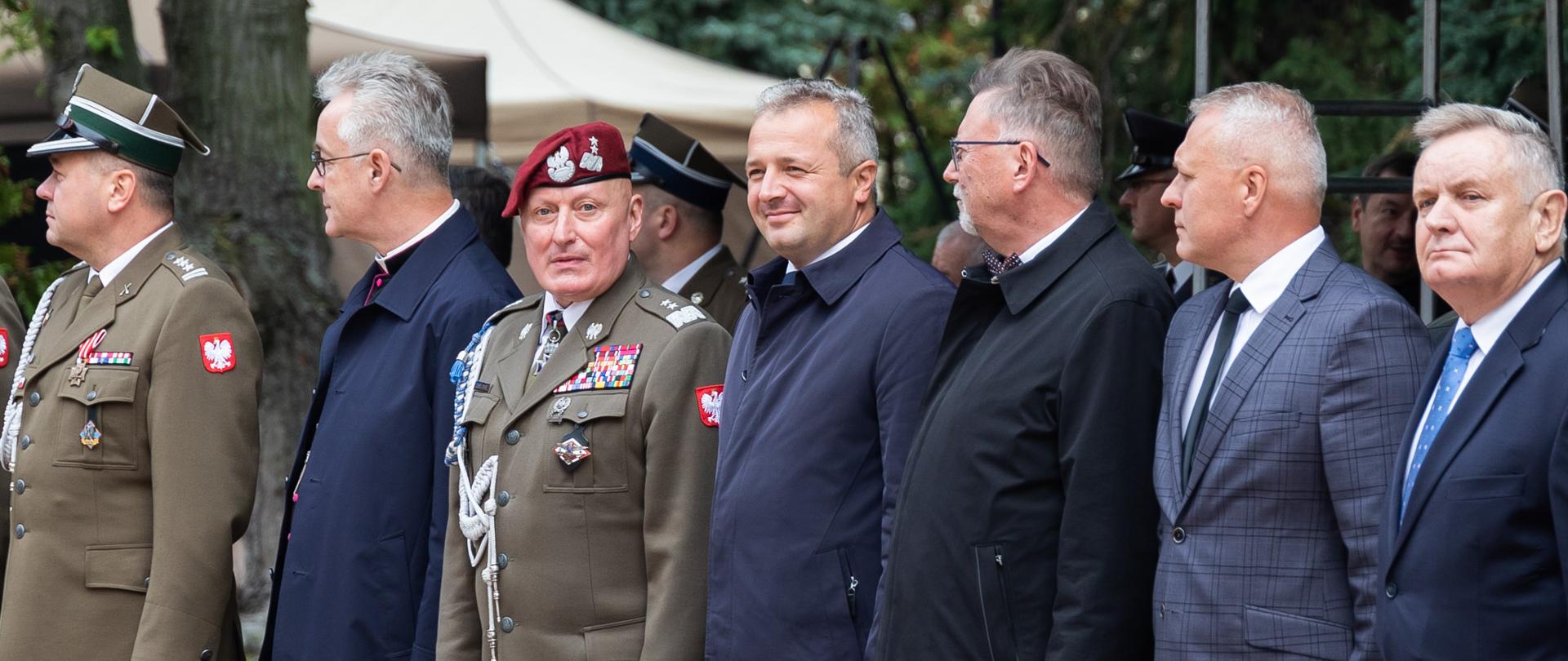 Siedmiu mężczyzn podczas uroczystości 