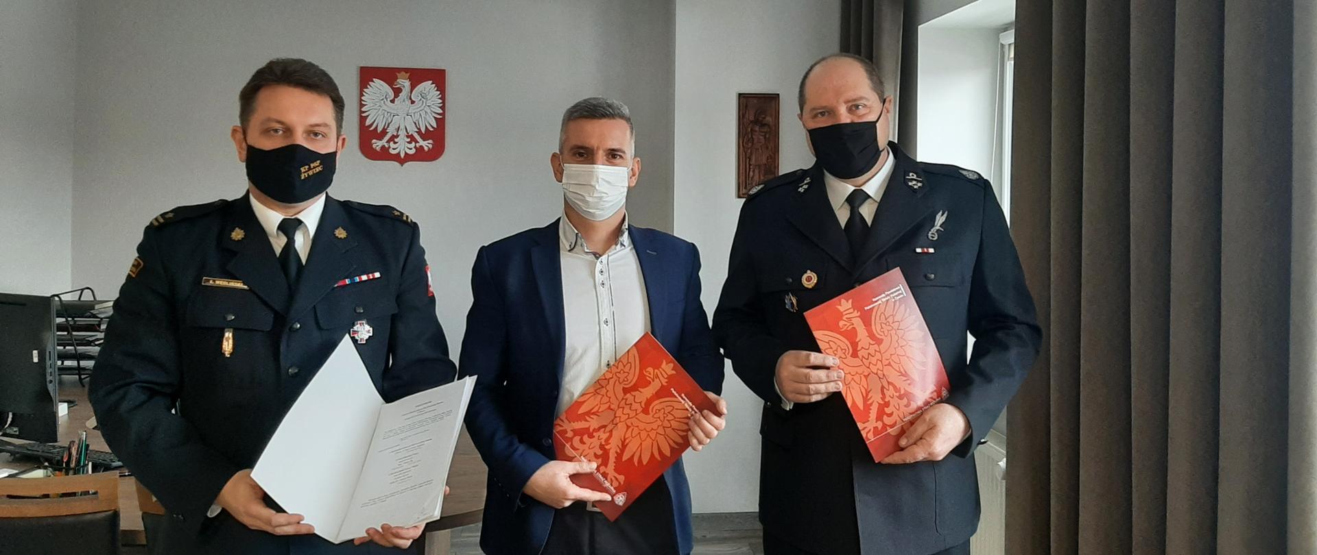 Komendant Powiatowy PSP w Żywcu, Wójt Gminy Radziechowy-Wieprz oraz Prezes OSP Wieprz po podpisaniu porozumienia trójstronnego. 