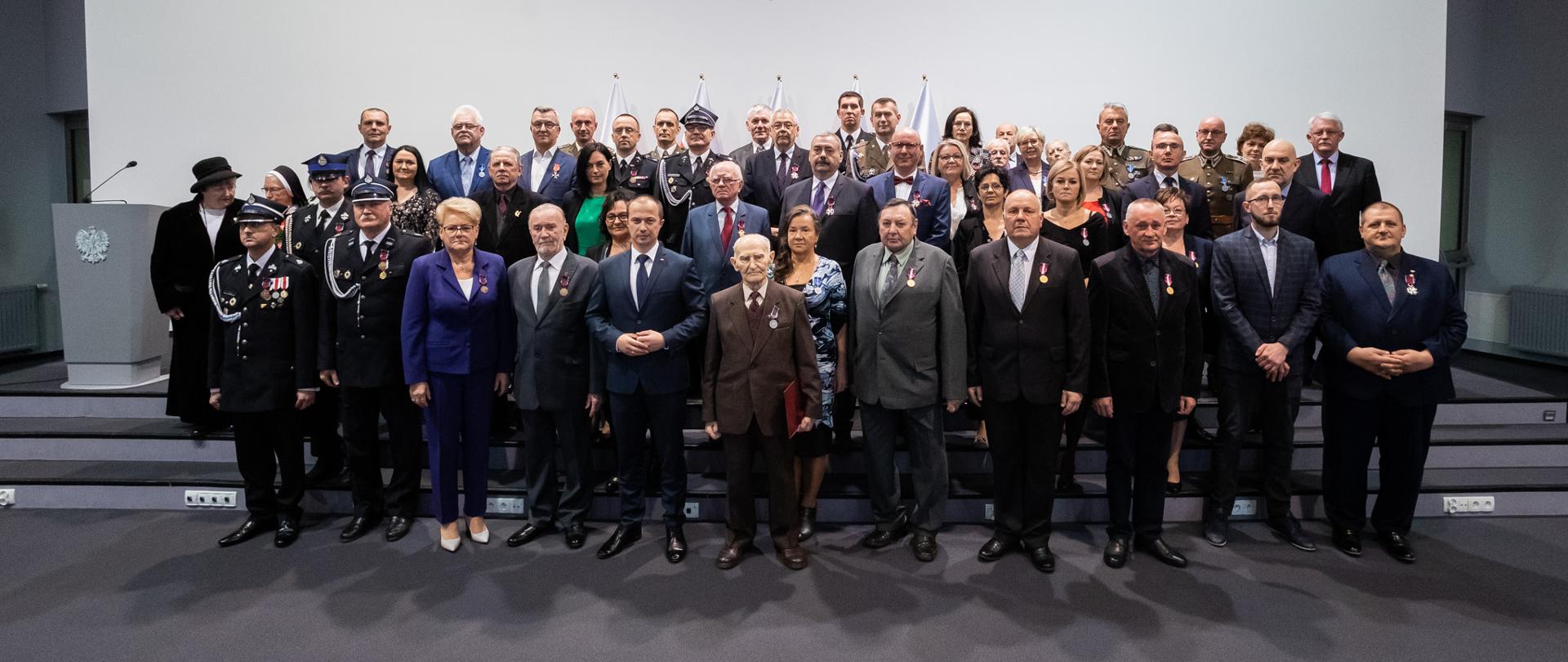 Wiele osób pozujących do zdjęcia