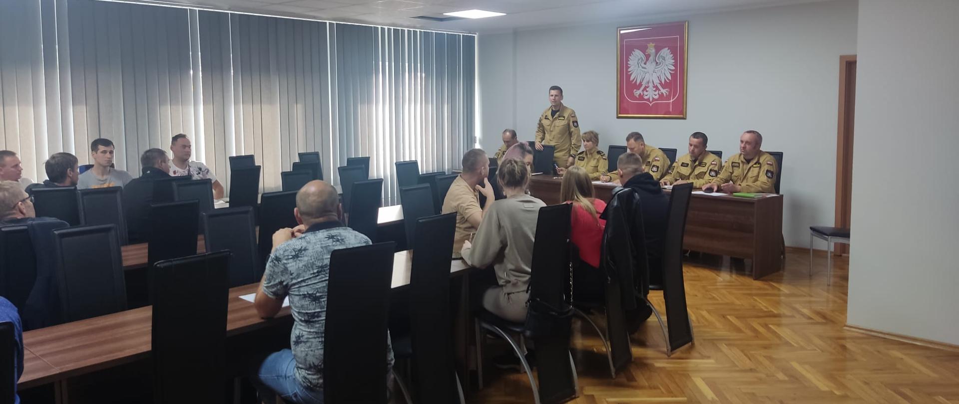 Na zdjęciu druhowie OSP podczas odprawy