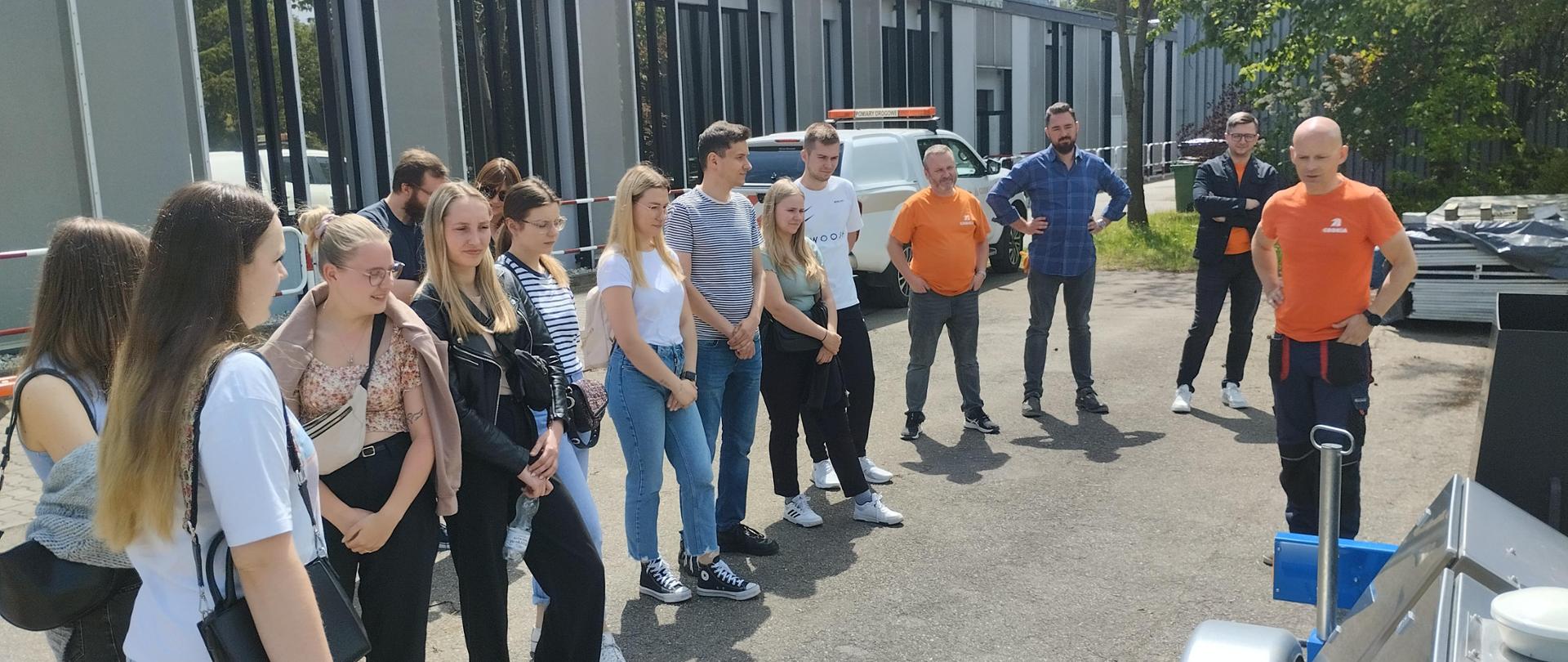 Studenci Politechniki Śląskiej na terenie laboratorium drogowego GDDKiA na Wysokim Brzegu