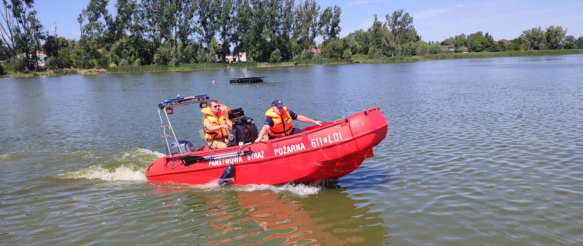 Łódź motorowa PSP podczas wspólnego patrolu jeziora przez strażaka i policjanta.