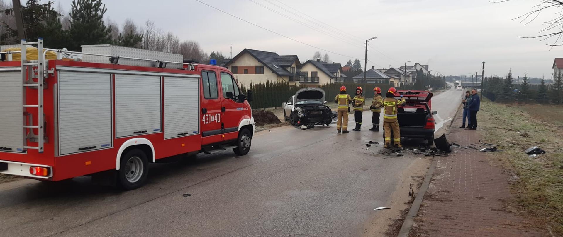 Wypadek Końskie ul. Gimnazjalna - strażacy zabezpieczają zdarzenie