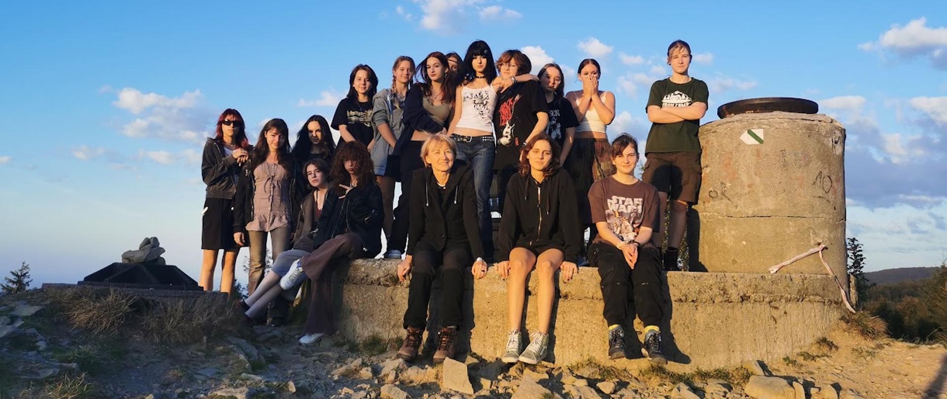 Zdjęcie grupowe uczennic liceum na szczycie góry w słoneczną pogodę