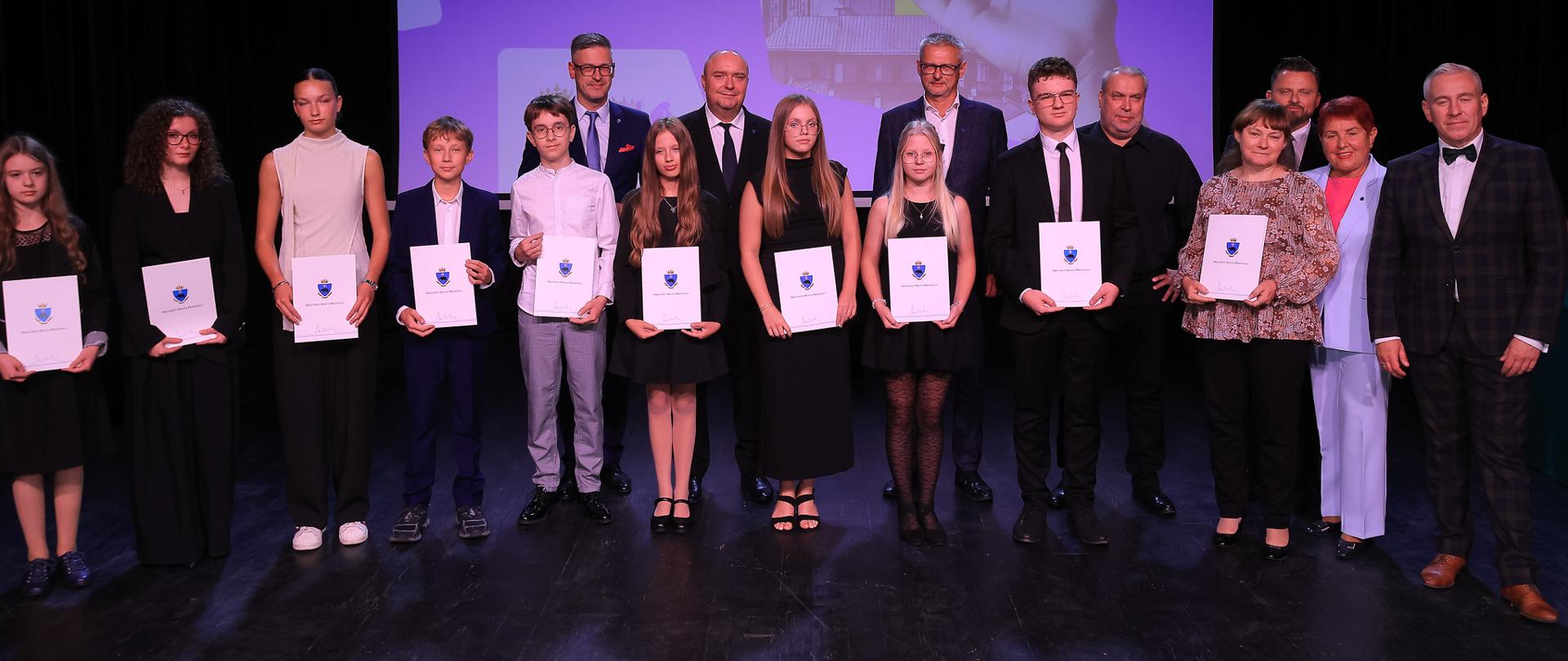 Zdjęcie grupowe przedstawiające stypendystów