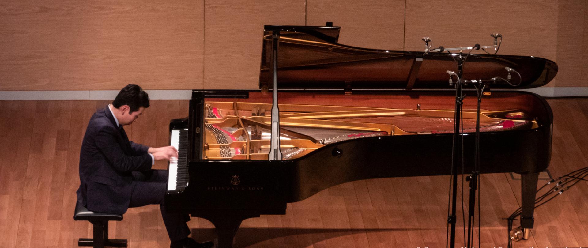 Zdjęcie grającego na scenie Sali Koncertowej ZPSM im. F. Chopina w Jarosławiu pianisty Hyo Lee
