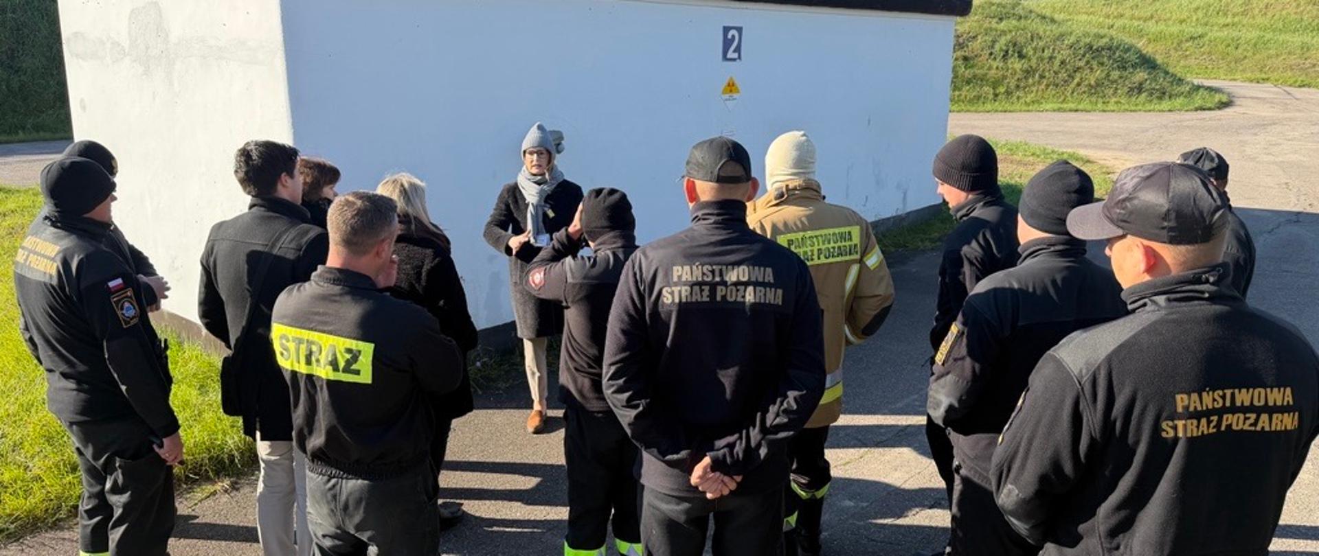 Funkcjonariusze oglądają obiekty na KSOP. 