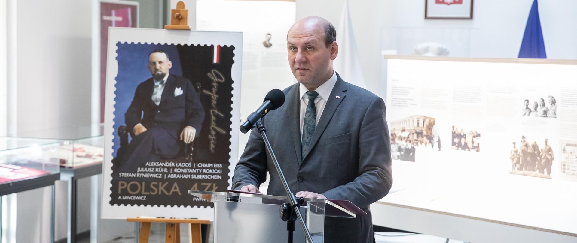 Presentation of stamp folder celebrating Ładoś Group’s activity