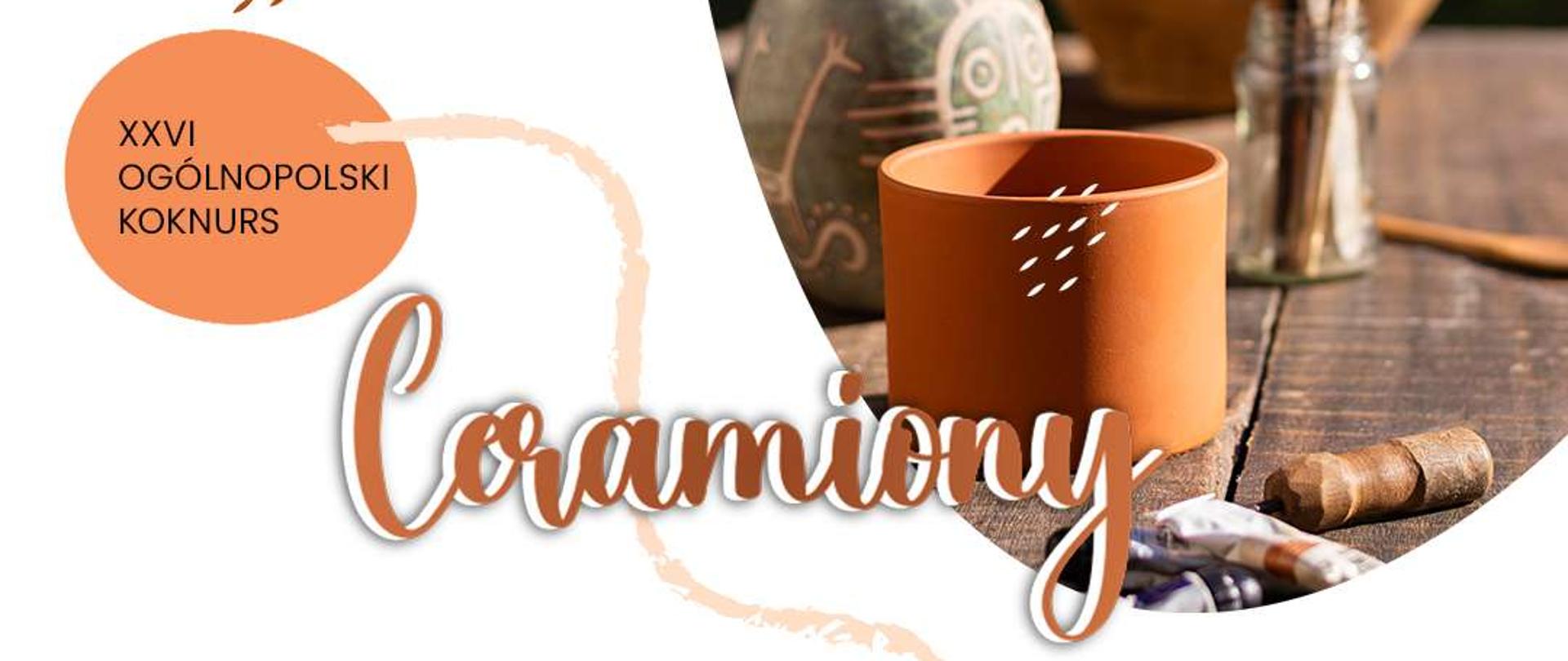 Grafika przedstawia plakat promujący XXVI Ogólnopolski Konkurs Ceramiczny „Ceramiony”. Oto szczegóły:
Termin składania prac: 13 listopada 2025
Organizator: Centrum Spotkań Europejskich „Światowid” w Elblągu (logo widoczne w lewym górnym rogu)
Elementy graficzne:
Zdjęcia ceramicznych naczyń i wyrobów (m.in. gliniane kubki, dzbany, dekoracyjne formy) na drewnianym stole.
Kolorystyka utrzymana w odcieniach brązu, beżu i bieli, nawiązująca do ceramiki.
Informacja dodatkowa: Szczegóły dostępne na stronie: www.swiatowid.elblag.pl
Plakat zachęca do udziału w konkursie dla osób zajmujących się ceramiką artystyczną.