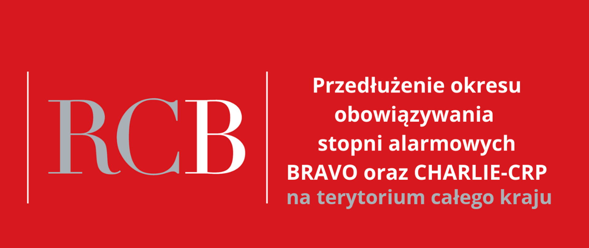 Tablica informacyjna, na czerwonym tle - po lewej stronie dużą czcionką: "RCB", po prawej stronie informacja:"Przedłużenie okresu obowiązywania stopni alarmowych BRAVO oraz CHARLIE-CRP na terytorium całego kraju