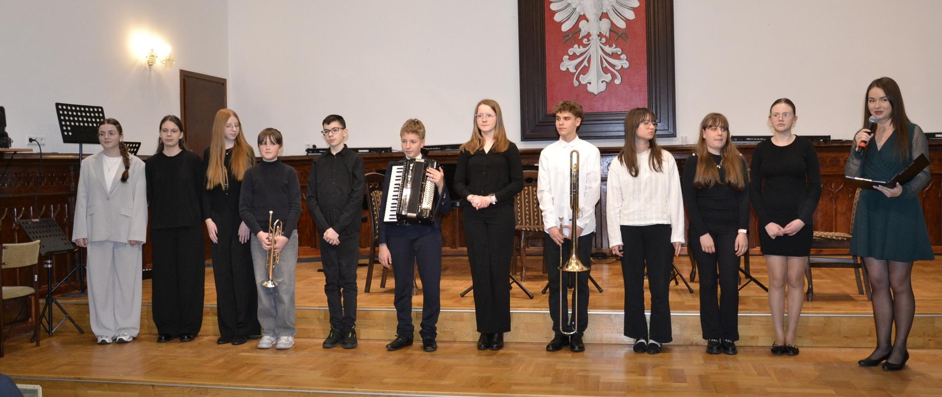 uczniowie klasy IV cyklu 4-letniego podczas koncertu klasowego na scenie w PSM Mielec