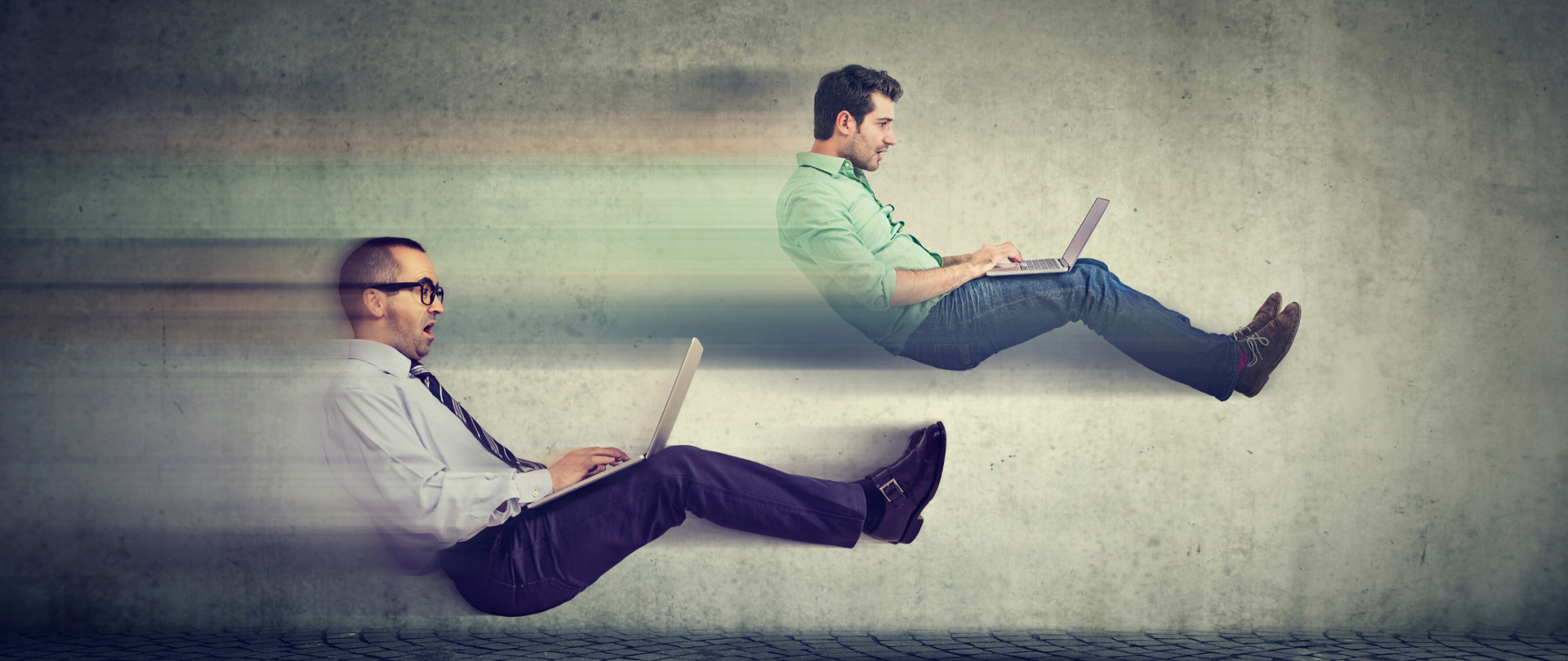 Dwóch mężczyzn z laptopami na kolanach. Grafika sugeruje, że poruszają się z dużą prędkością.