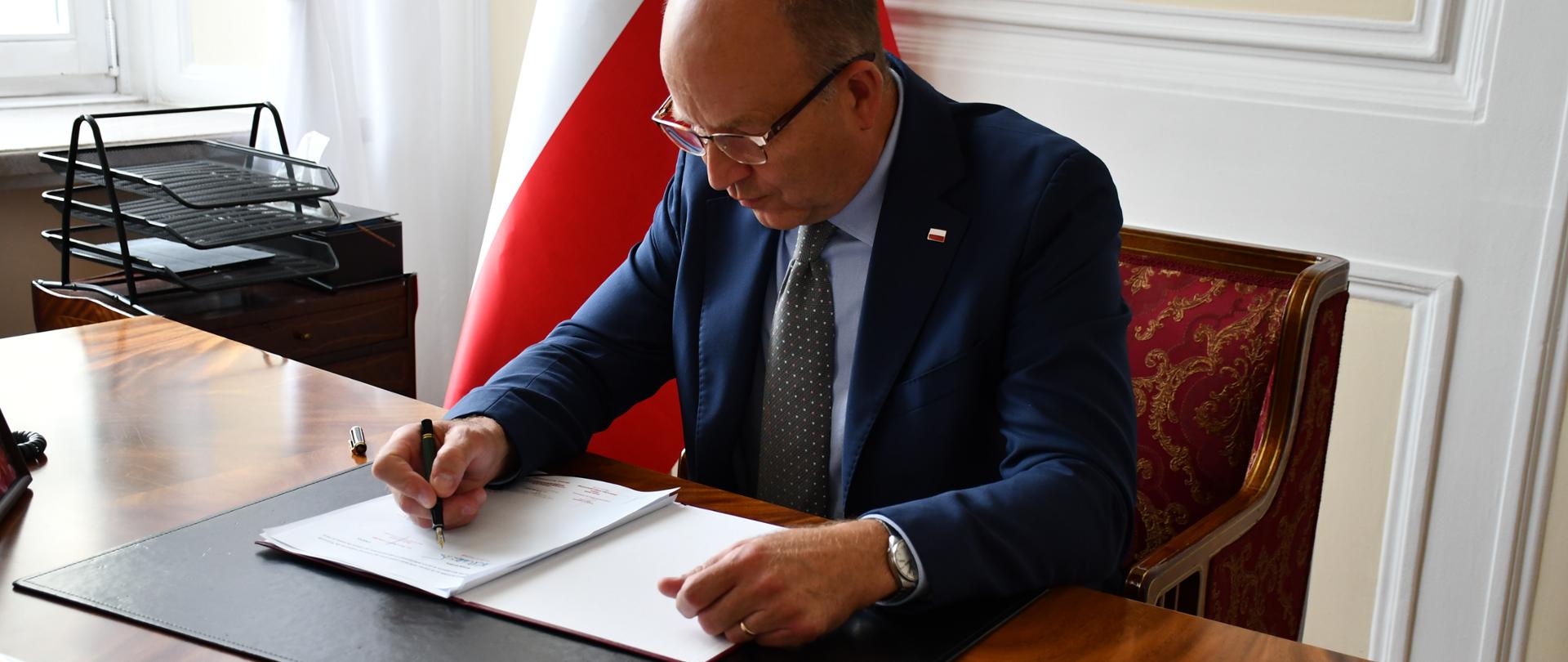 Podpisanie umowy na powstanie Centrum opiekuńczo-mieszkalnego na Bielanach w Warszawie