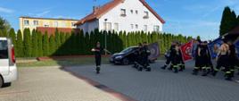 Strażacy maszerują za dowódcą
