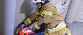 Zdjęcie ilustruje strażaka OSP opiekującego się poszkodowanym.