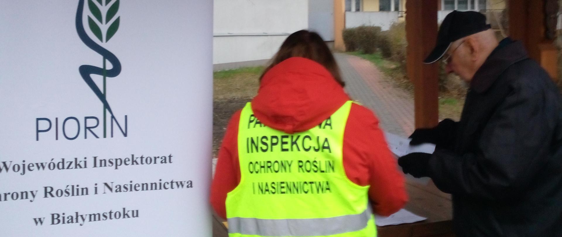 Pracownik oddziału w Hajnówce w trakcie akcji informacyjnej - przekazuje zainteresowanemu klientowi urzędu informacje. 